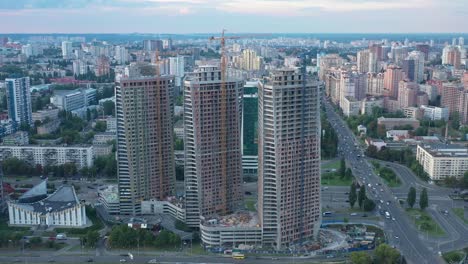 Luftaufnahme-Von-Wolkenkratzern-Mit-Einem-Im-Bau-Befindlichen-Kran-Mit-Stadtbild-Im-Hintergrund-In-Kiew,-Ukraine