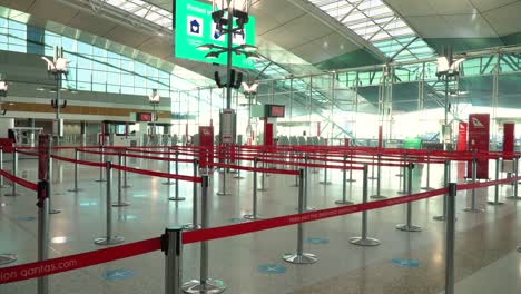 Terminal-Nacional-De-Qantas-Del-Aeropuerto-De-Sydney-Vacía-Durante-La-Pandemia-Del-Virus-De-La-Corona-Covid-19