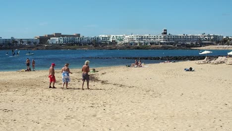 Ältere-Menschen-Haben-Spaß-Beim-Boule-Spielen-Am-Strand-Während-Des-Urlaubs-Auf-Lanzarote,-Spanien-Im-Sommer