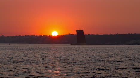 Navegando-En-El-Mar-Al-Atardecer