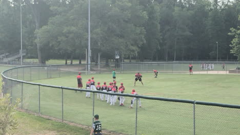 Kinder-Spielen-An-Einem-Sonnigen-Morgen-Baseball-Mit-Teams-Anderer-Schulen