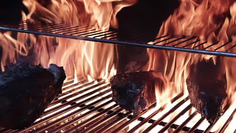 Filetes-Gruesos-Y-Jugosos-De-Filet-Mignon-Volteados-Sobre-Una-Gran-Llama-De-Fuego-En-Una-Parrilla-Al-Aire-Libre-En-El-Patio-Trasero,-De-Cerca