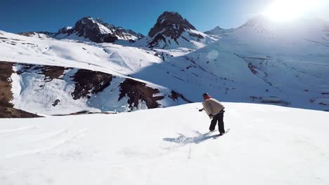 Junger,-Nicht-Wiederzuerkennender-Mann-Macht-Einen-Großen-Sprungtrick-Auf-Skiern,-Während-Er-In-Einem-Französischen-Skigebiet-In-Den-Alpen-In-Frankreich,-Europa,-Dreht