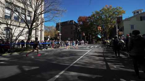 New-York-Marathonläufer-In-Zeitlupe-Verfolgt