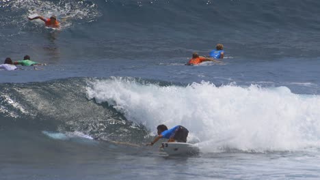 Dos-Surfistas-Surfeando-Una-Ola-Perfecta-Al-Mismo-Tiempo-En-El-Hermoso-Océano-Azul-Exótico-En-La-Nube-De-Siargao,-Filipinas