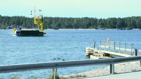 Ferry-De-Cable-Llegando-Al-Muelle-Con-Coches.