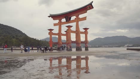 Itsukushima-Floating-Torii-Gate,-Shinto-shrine-in-Japan