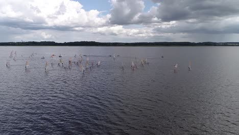 Windsurf-Meisterschaft-Auf-Dem-Lake-Burtnieks,-Luftaufnahme