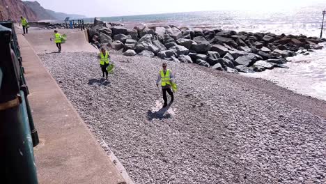 Con-Vistas-A-La-Playa-De-Sidmouth-Recogiendo-Basura-Devon,-Inglaterra-Inglaterra-Europa