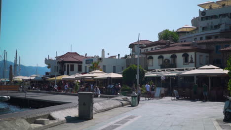 Los-Turistas-Disfrutan-De-Una-Vista-Costera-De-Los-Restaurantes-Y-Bares-De-Marmaris-Con-Un-Telón-De-Fondo-De-Montañas-Y-Barcos.