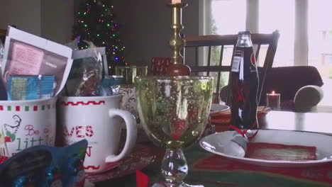 La-Mesa-Del-Comedor-Familiar-Decorada-Festivamente-En-La-Mañana-De-Navidad.