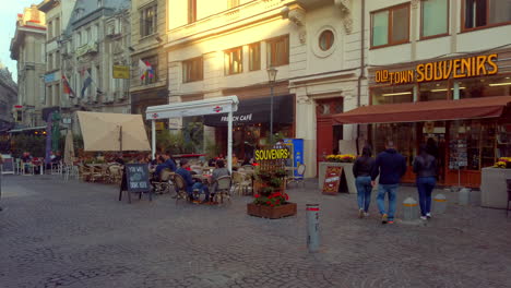 Turistas-En-Las-Calles-Del-Casco-Antiguo-De-Bucarest