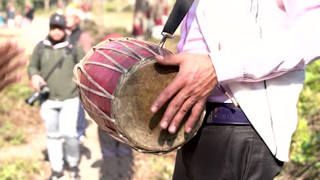 Primer-Plano-De-La-Mano-De-Un-Hombre-Tocando-Un-Viejo-Instrumento-Nepalí-Como-Madal-Durante-La-Celebración