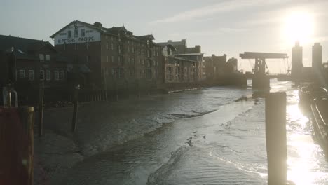 Vista-Hacia-El-Puente-Del-Puerto-En-La-Ciudad-Costera-Alemana-De-Husum-Al-Atardecer