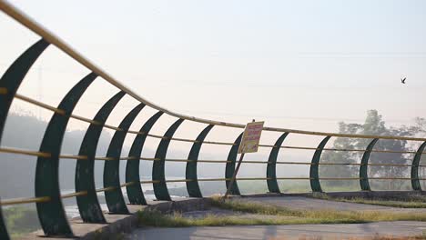 Zwei-Asiatische-Frauen-Joggen-Morgens-Am-Fluss-Entlang