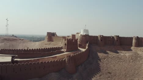 Vista-Aérea-De-La-Pared-Exterior-De-Kot-Diji,-Anteriormente-Conocido-Como-Fort-Ahmadabad.