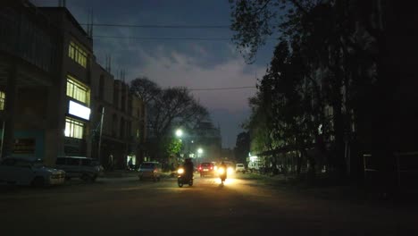 Vista-De-ángulo-Bajo-De-Una-Calle-Local-Por-La-Noche