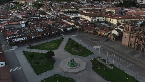 4K-Luftaufnahmen-In-Der-Dämmerung-Der-Plaza-De-Armas-In-Der-Stadt-Cusco,-Peru-Während-Der-Coronavirus-Quarantäne,-LKW-Und-Schwenk-Von-Links-Nach-Rechts,-Ausleger-Hoch,-Dolly-Raus-Und-Weitwinkelaufnahme