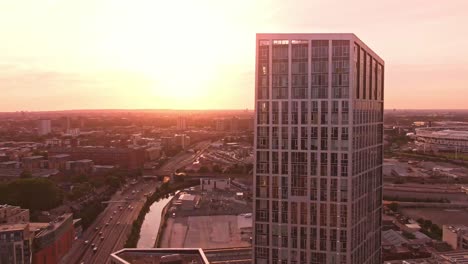 London-Sonnenuntergang-Weißes-Gebäude-Seitlich-Fliegen