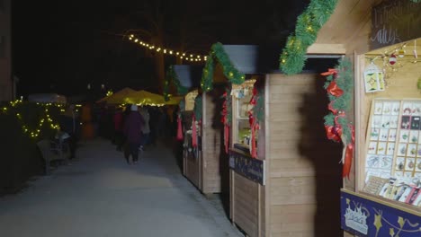 Exterior-De-Pequeñas-Tiendas-De-Regalos-En-Navidad-Domzale,-Eslovenia,-Panorámica