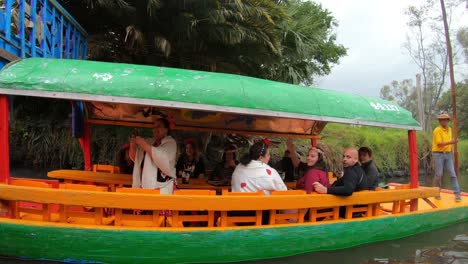 Reiten-In-Trajineras-In-Xochimilco,-Den-Schwimmenden-Gärten-Von-Mexiko-Stadt