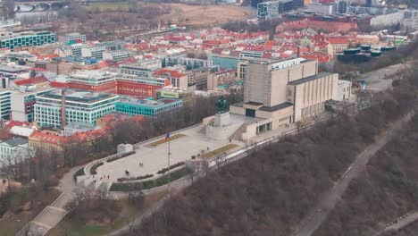 Monumento-Nacional-En-La-Colina-Vítkov-Aérea-En-Praga