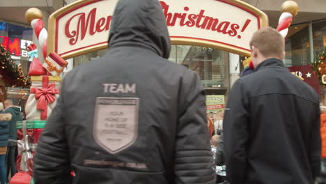 Toma-Panorámica-De-Un-Cartel-Navideño-Fuera-Del-Centro-Comercial-West-Quay