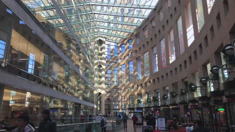 Blick-Vom-Atrium-Der-öffentlichen-Bibliothek-Von-Vancouver-An-Einem-Geschäftigen-Nachmittag-Mit-Licht,-Das-Hereinscheint