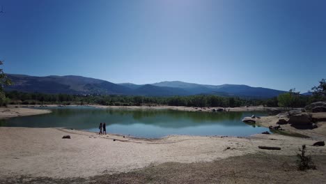 Wunderschöne-Aussicht-Auf-Kleinen-Teich-Und-Kleinen-Strand