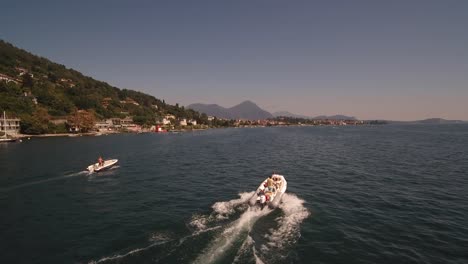 Tomas-Aéreas-De-Un-Barco-En-El-Lago