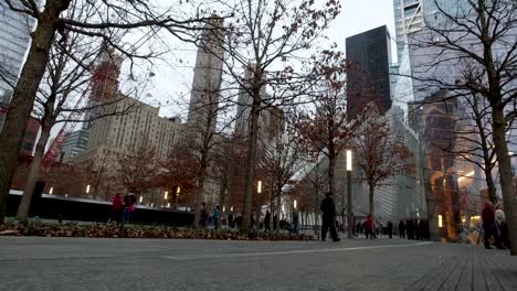 Ein-Zeitraffer-Von-Menschen,-Die-Im-World-Trade-Center-Memorial-Park-In-New-York-City-Spazieren-Gehen