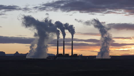 Weitwinkelaufnahme-Des-Navajo-Kraftwerks,-Das-Bei-Sonnenaufgang-Dampf-Ausstößt,-In-Der-Nähe-Von-Page,-Arizona