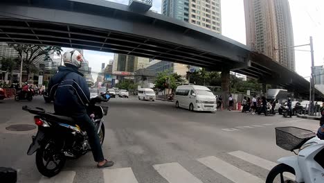 Waiting-for-the-stop-lights-and-driving-through-Bangkok