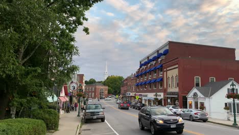 4K-Weitwinkelaufnahme-Des-Historischen-Einkaufsviertels-Von-Camden,-Maine