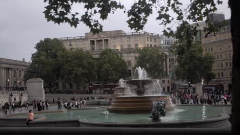 In-Zeitlupe-Am-Trafalgar-Square-Vorbei