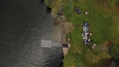 Cena-Familiar-De-Acción-De-Gracias-En-La-Mesa-De-Cosecha-Junto-Al-Lago