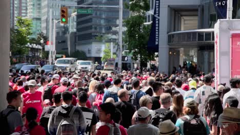 Multitud-Del-Día-De-Canadá-Cerca-De-La-Estación-Waterfront