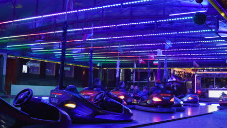 Luces-Intermitentes-Y-Autos-Diminutos-Chocando-Entre-Sí-Como-Parte-De-Un-Vehículo-De-Dodgem-En-Una-Feria-Navideña