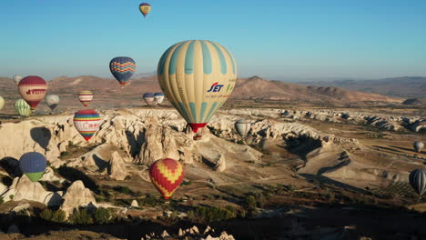 Luftaufnahme-Von-Mehreren-Heißluftballons-Am-Himmel-über-Göreme,-Kappadokien