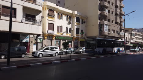 Edificio-Art-Deco-De-Estilo-Arquitectónico-En-Meknes,-Cerca-Del-Mercado-Central-De-La-Ciudad.