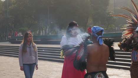 Chamán-Azteca-Realiza-Ceremonia-De-Limpieza-Limpia-Con-Incienso-Sobre-Una-Mujer-Joven