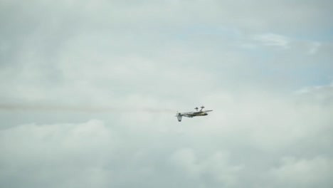 Kunstflugtricks-Bei-Einer-Flugshow-Mit-Oldtimerflugzeugen