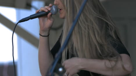 Cantante-Femenina-Actúa-Con-Alma-En-Vivo-En-La-Feria,-Primer-Plano