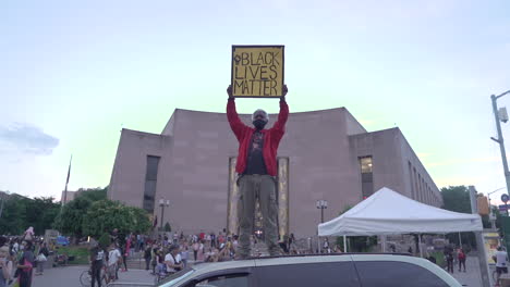 Mann-Hält-Schild-„Black-Lives-Matter“-Hoch