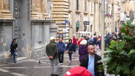 Menschen-Spazieren-Gemütlich-Entlang-Valletta,-Malta,-Etwa-Im-März-2019