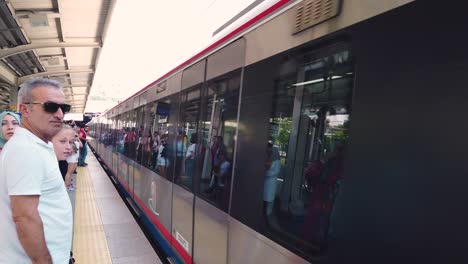 Personas-No-Identificadas-Esperan-El-Metro-Marmaray-En-La-Estación-Ayrilikcesmesi-En-Estambul,-Turquía