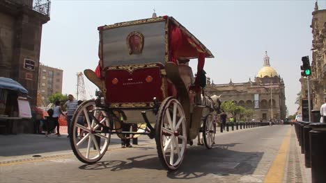 Pase-De-Carruaje-A-Caballo-En-Una-Calle-Principal-Del-Centro-De-Guadalajara