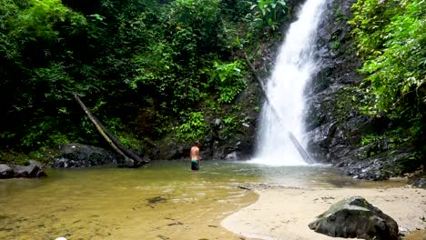 Chico-Nadando-En-La-Cascada-Durian-En-Langkawi