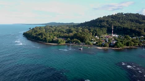 Fliegen-Sie-Im-Wunderschönen-Blauen-Himmel-über-Dem-Karibischen-Meer-In-Richtung-Des-Dorfes-Und-Strandes-Von-Puerto-Viejo-De-Talamanca-In-Costa-Rica