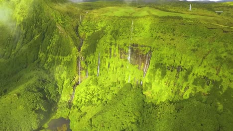 Imágenes-De-Drones-De-La-Cascada-&quot;cascata-Da-Ribeira-Do-Ferreiro&quot;-En-La-Isla-De-Flores-Azores